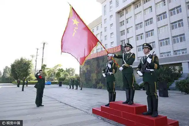 老兵们最后的军礼.  图片来源:晓风残月/视觉中国