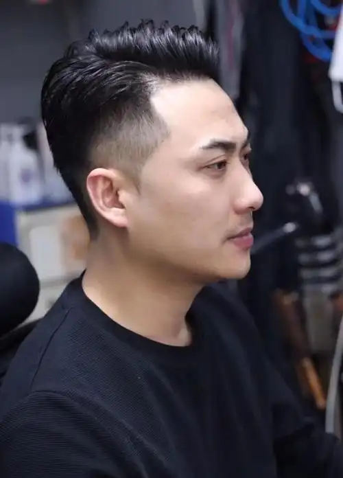2019男生剃光两侧的发型