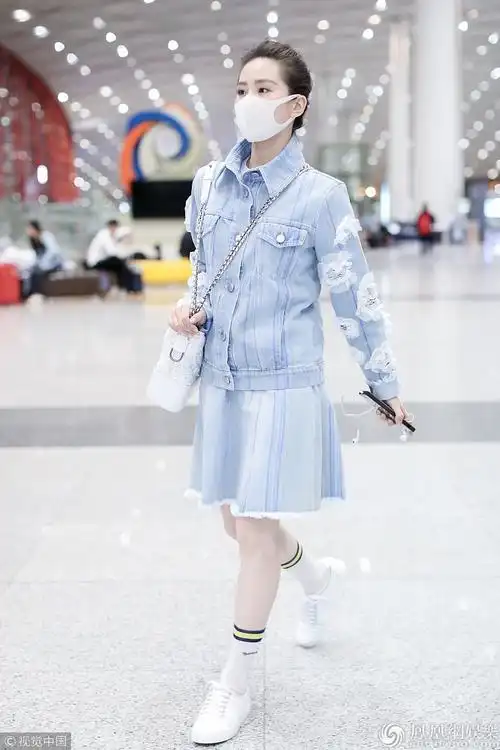 刘诗诗穿牛仔短裙露美腿 口罩遮面青春范十足