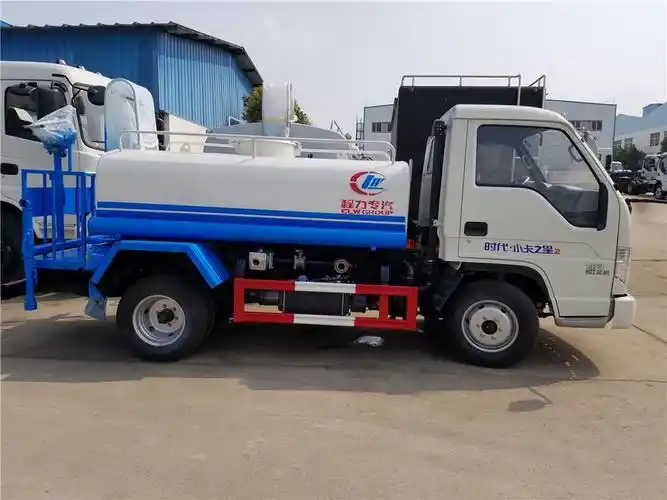 东风多利卡3吨洒水车价格与福田时代3方洒水车厂家相比哪个好?