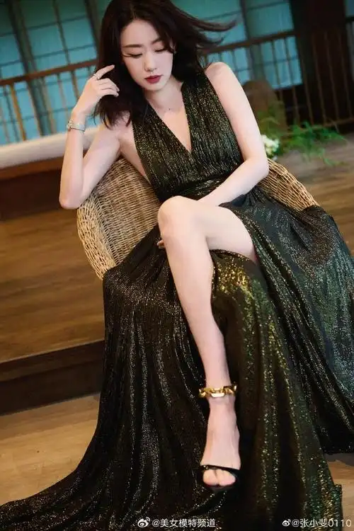 张小斐深v高开叉长裙秀美腿 大胆露背气质性感迷人__财经头条