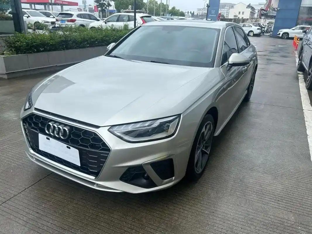 奥迪a4l时尚动感版 售价:13.9万元 上牌日期:2020年8月