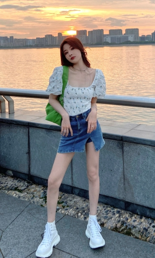 记得停车场女孩温婉吗今穿纸板靴的腿竟和男友一般细