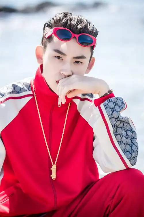 小鬼王琳凯青春的花路高空蹦极rap神演唱