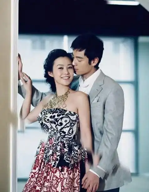 他娶过郝蕾爱过王珞丹负了殷桃没想到娶了小12岁的她