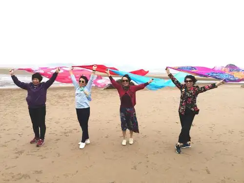 爱美大妈飘起来