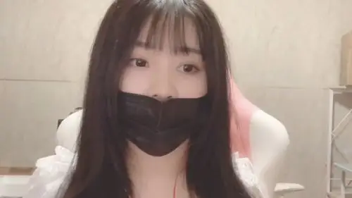 小团团频繁口罩露脸,一张"身材照"再次流出,看到玉手:p得变形了