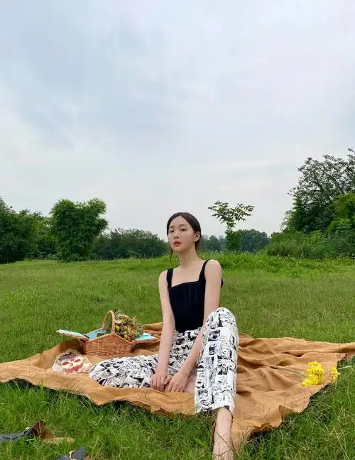 原创赵尧珂穿衣好潮白色抹胸套装精致如仙完美身材让你心动