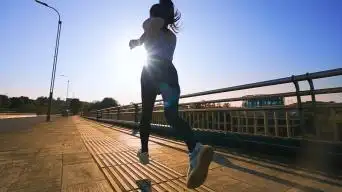 清晨女孩迎着日出奔跑锻炼身体户外阳光晨跑视频素材