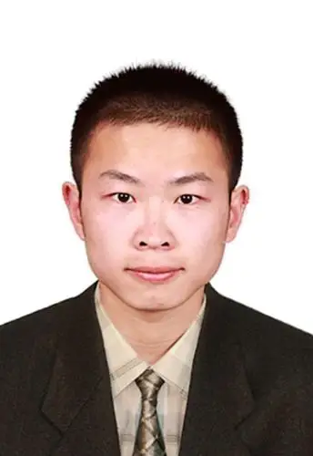 帮忙把这张证件照改成小2寸白底证件照,文件小于40kb,格式jpg