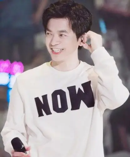 他永远都是最初的李健,用世间最清浅出尘的微笑,不求,不嗔,淡然欢喜.