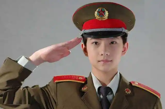 杨洋曾是一名响当当的军人敬军礼动作标准也是红肩章的骄傲