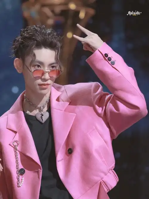 小鬼王琳凯[超话]##小鬼王琳凯跨次元新星##小鬼粉色鬓角