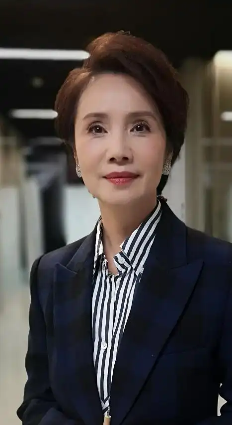 央视主持人徐俐退休,60岁穿正装依旧气质不凡,优雅范儿令人羡慕