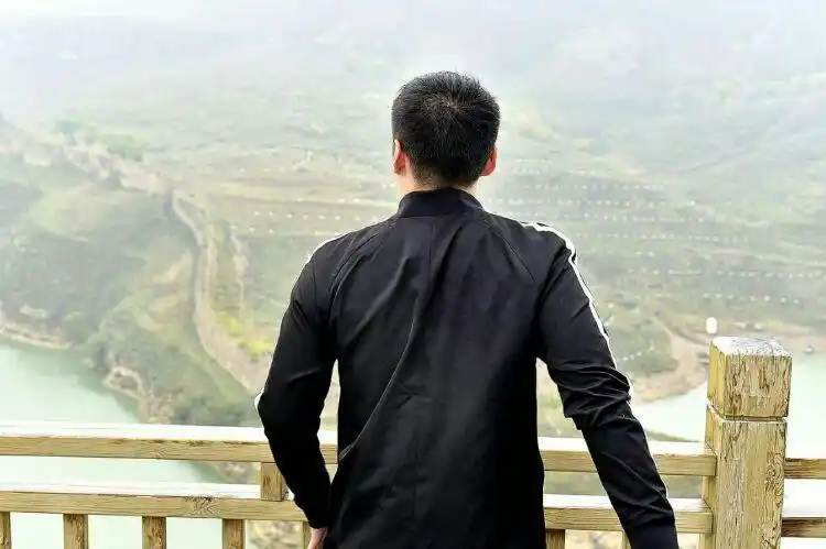 背影是给别人看的,我只顾一直向前!