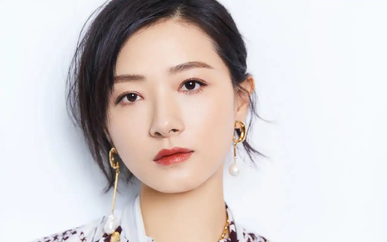 万茜优雅迷人写真图片桌面壁纸