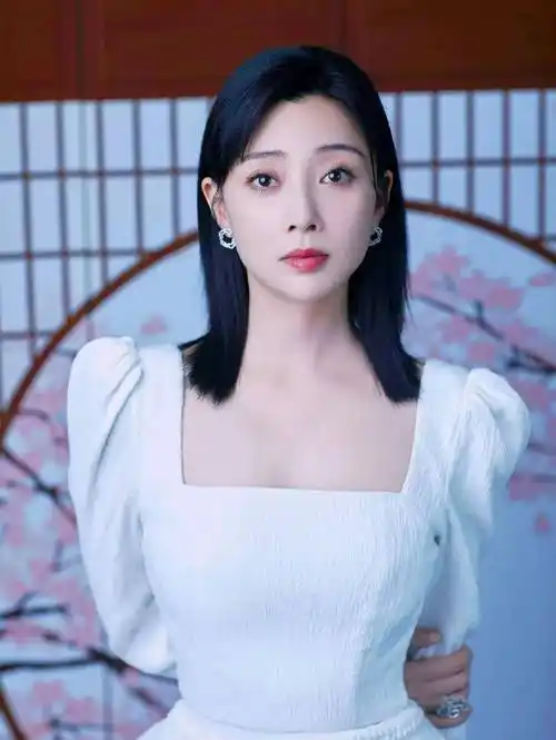 44岁张译与殷桃在酒店前拥抱,看起来很疲惫,女方长发如瀑身材好_头条