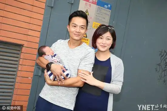 胡诺言接老婆陈琪出院与新生儿相拥亲吻画面温馨