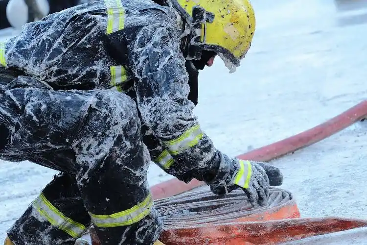 消防官兵灭火成"冰马俑" - 摄影大赛2017 - 国家地理中文网