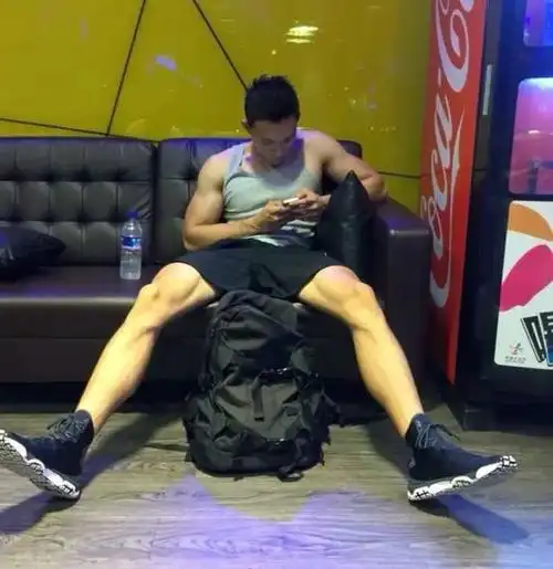 妹子偷拍肌肉男下半身集美们不淡定了