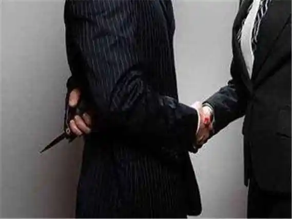 朋友背后捅刀子的内涵图片