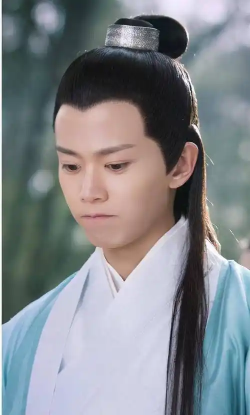 有网友表示任嘉伦哪里都好,就是结婚太早哈哈!