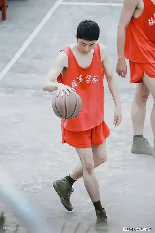 原创肖战商业大片全球出炉罕见露腿惊到众人网友带刺的玫瑰