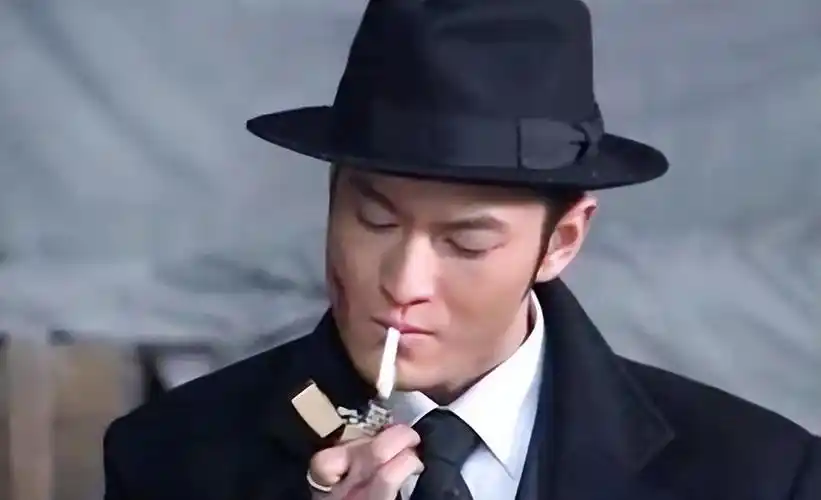 在黄晓明版《上海滩》的结尾,丁力为了保护冯敬尧,背后开枪打死了