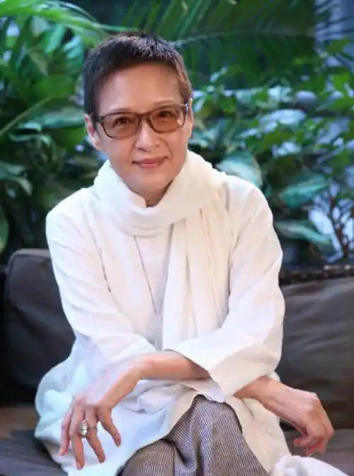 我惊叹70岁的胡因梦的年纪:短发,普通的衣服,气质优雅高挑_女性_刘海