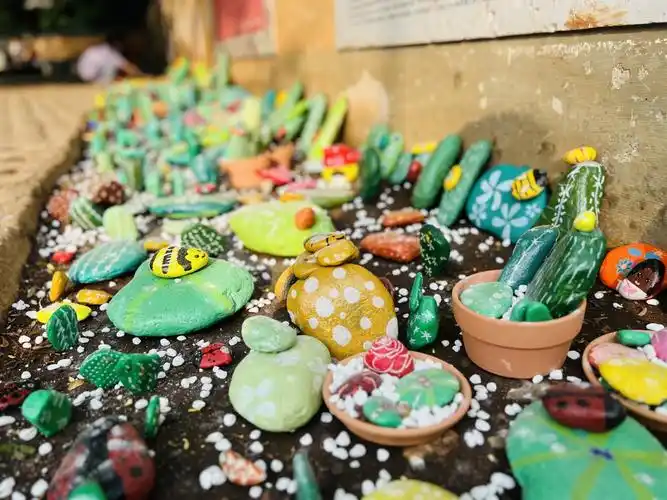 鹅卵石变艺术品 美化校园焕生机