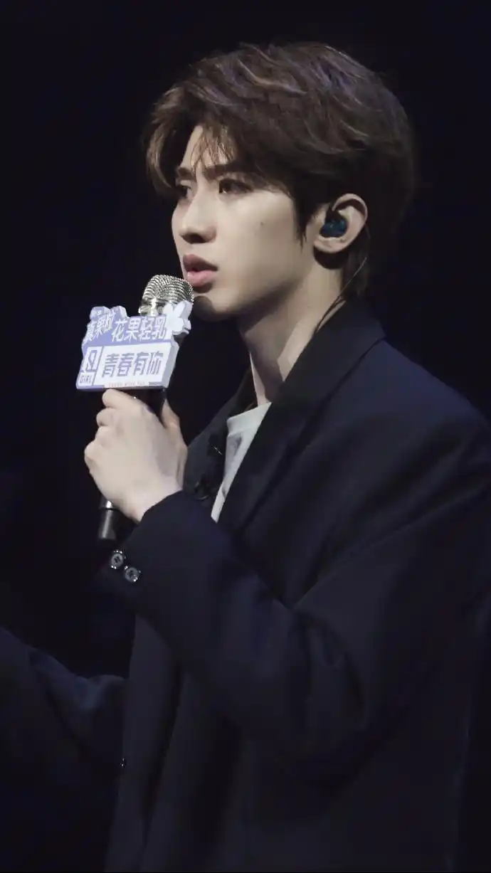 蔡徐坤《青春有你2》剧照公开 蔡pd眉头微皱展现爆棚男友力