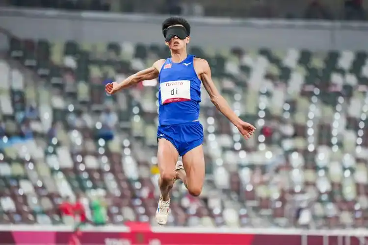 田径——男子跳远t11级:邸东东夺冠