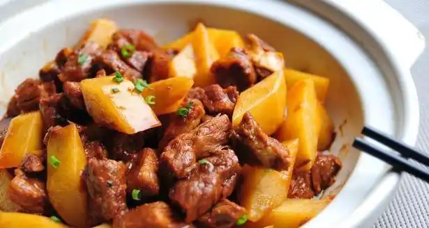 家常菜:土豆焖鸡块,西红柿牛腩,火锅芋儿鸡,石锅辣肥肠_网易订阅