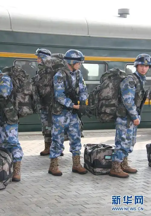 中国海军冬夏都是穿的海洋迷彩作训服