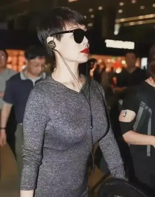 其实宁静的性感不分年龄,场合和衣服,全都是霸气侧漏,无影无色地在