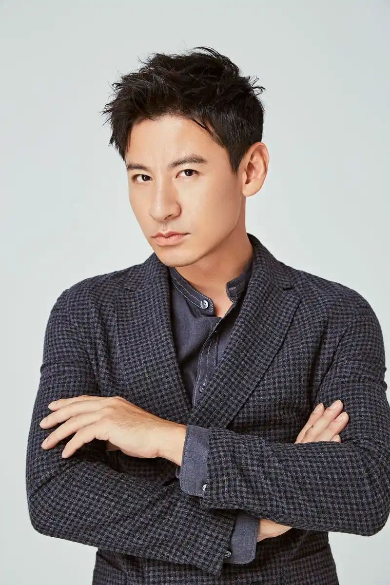 钱泳辰新版写真曝光 完美诠释型男风尚_灯光