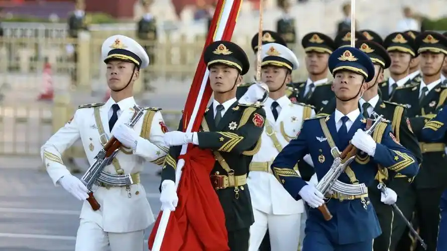 解放军三军仪仗队执行降旗仪式,观看游客热情迎来又目送离开!