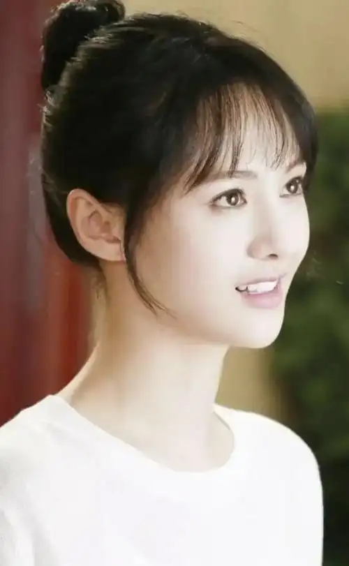 郑爽近照曝光!发际线后移手机挡脸,颜值变化让人不忍直视!