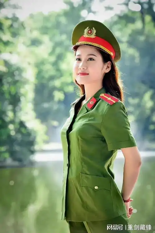这越南的女兵和男兵颜值相差很大同样是穿着比较落伍的服装