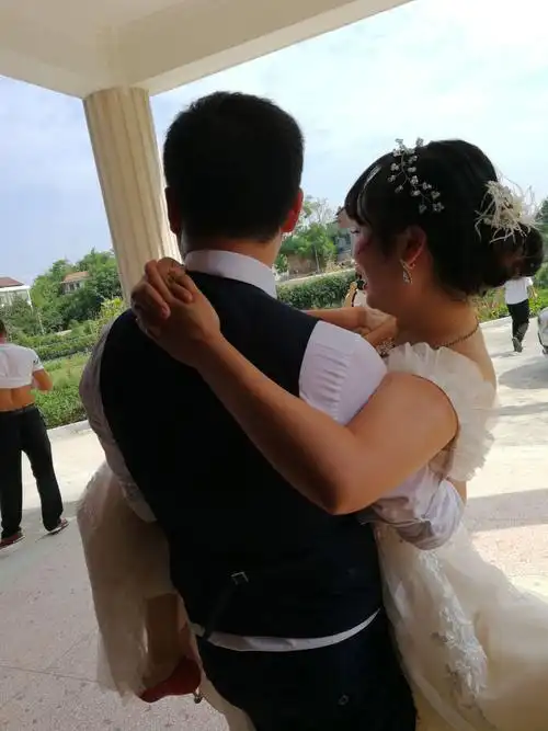 新郎抱着新娘出大门口