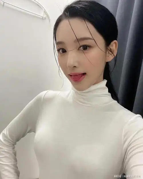 今天养眼美女韩国模特soyou精致五官气质出众窈窕身姿