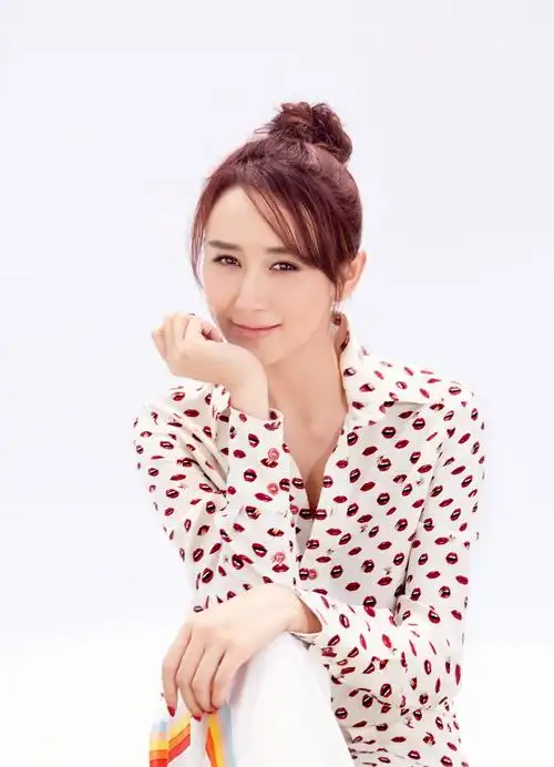 胡静穿深v露肩长裙秀好身材