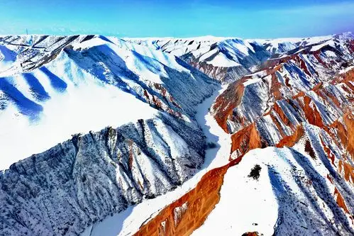 【图说新疆】新疆呼图壁:齐古丹霞彩丘春日融雪图