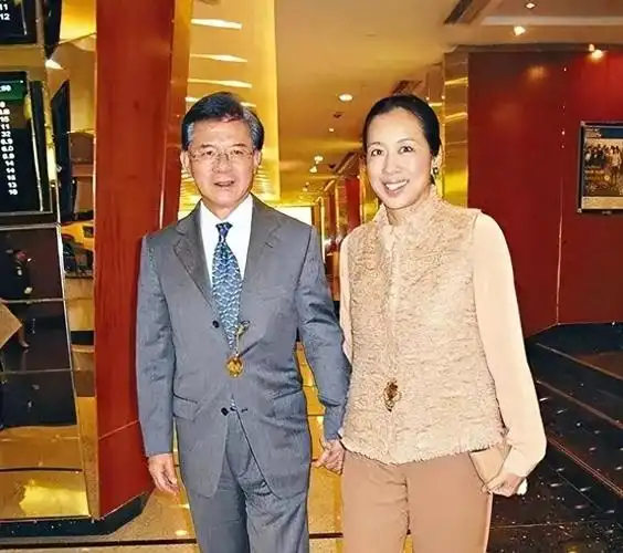 朱玲玲被罗康瑞的深情和关怀所打动,这让她认识到与霍震霆继续婚姻的