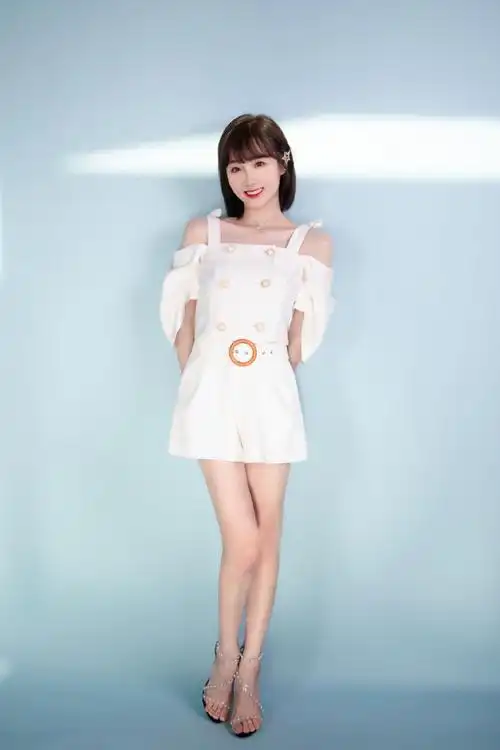 李子璇粉色背心刚过臀部秀美腿俏皮吸睛配同色系袜子更嫩了