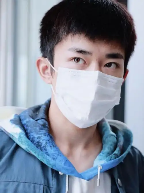 易烊千玺机场照遭疯传生图意外曝光真实颜值侧颜令人尖叫