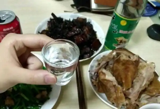 15元一瓶的牛栏山"100亿"年销,明明是香精酒,还这么多人爱喝