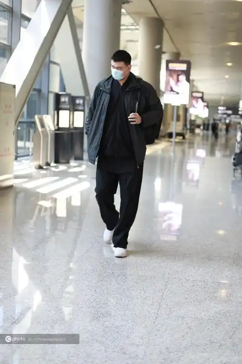 姚明一袭黑色西装配长裤现身魁梧高大身材非常惹人注目