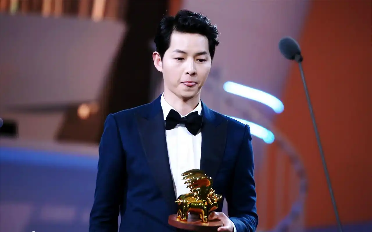 宋仲基sia亚洲风尚大典颁奖吐舌头可爱图片桌面壁纸