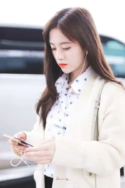 鞠婧祎现身机场赶行程 肤白貌美笑容呆萌